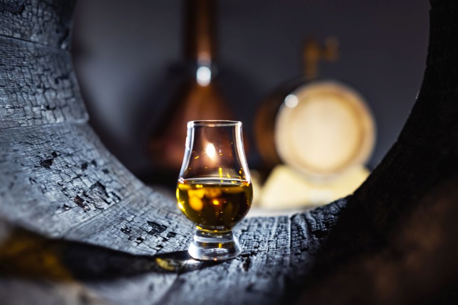 Ein Glass Whiskey in einem alten Eichenfass